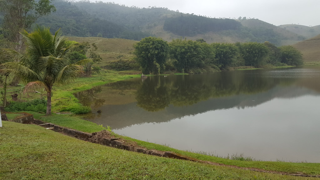 Lago Lateral à Casa