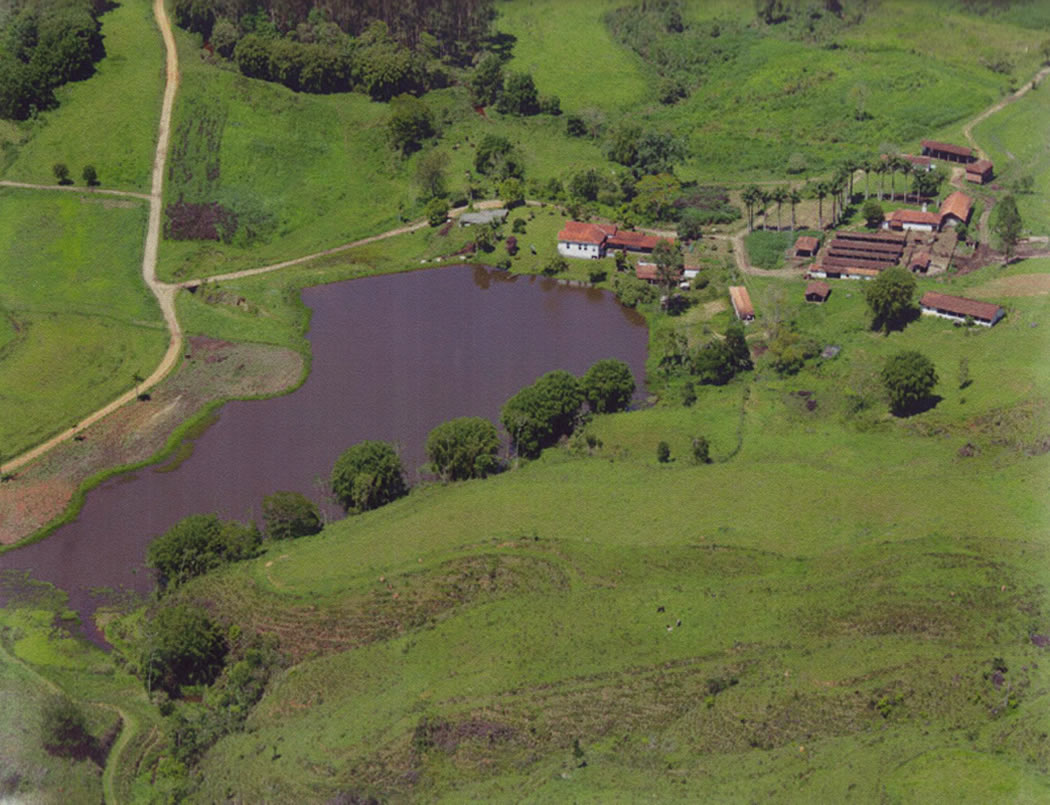 Foto Aérea da Sede, Lago, Estábulos, Ordenha, ...